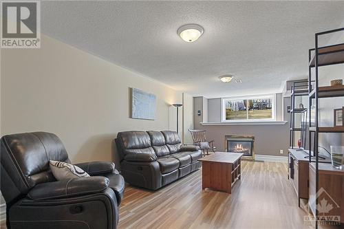 1152 Brasseur Crescent, Ottawa, ON - Indoor Photo Showing Living Room