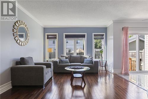 1152 Brasseur Crescent, Ottawa, ON - Indoor Photo Showing Living Room