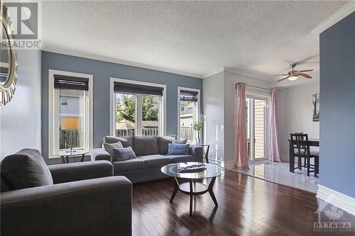 1152 Brasseur Crescent, Ottawa, ON - Indoor Photo Showing Living Room