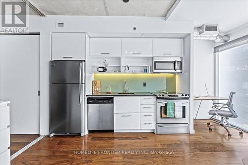 514 - 32 Trolley Crescent W, Toronto, ON - Indoor Photo Showing Kitchen With Stainless Steel Kitchen