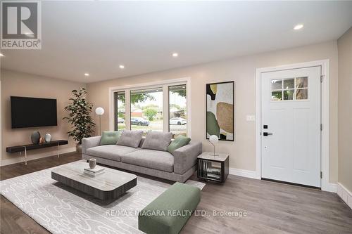 6505 Doreen Drive, Niagara Falls, ON - Indoor Photo Showing Living Room