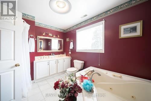 25 West Avenue, Hamilton, ON - Indoor Photo Showing Bathroom