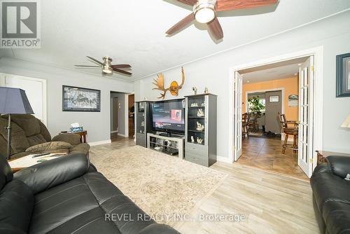 25 West Avenue, Hamilton, ON - Indoor Photo Showing Living Room