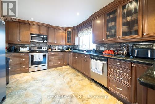 25 West Avenue, Hamilton, ON - Indoor Photo Showing Kitchen