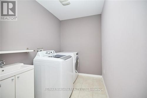 7721 Sassafras Trail, Niagara Falls, ON - Indoor Photo Showing Laundry Room