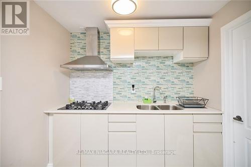 7721 Sassafras Trail, Niagara Falls, ON - Indoor Photo Showing Kitchen With Double Sink