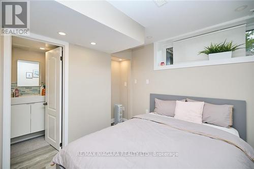 7721 Sassafras Trail, Niagara Falls, ON - Indoor Photo Showing Bedroom