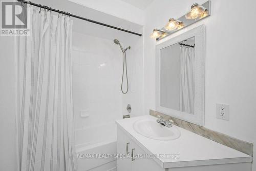 442 Mary Street, Hamilton, ON - Indoor Photo Showing Bathroom