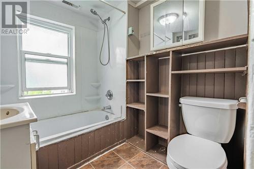 bathroom *all interior photos are of unit 139 - 137-139 Fifth Street E, Cornwall, ON - Indoor Photo Showing Bathroom