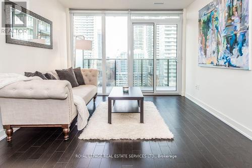 2116 - 330 Richmond Street W, Toronto, ON - Indoor Photo Showing Living Room