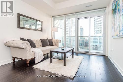 2116 - 330 Richmond Street W, Toronto, ON - Indoor Photo Showing Living Room