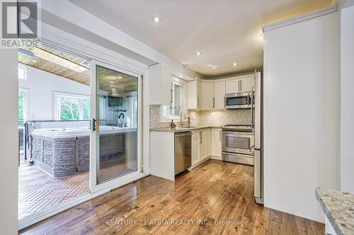 932 Elgin Street, Newmarket, ON - Indoor Photo Showing Kitchen With Upgraded Kitchen