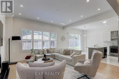 21 Ash Hill Avenue, Caledon, ON - Indoor Photo Showing Living Room