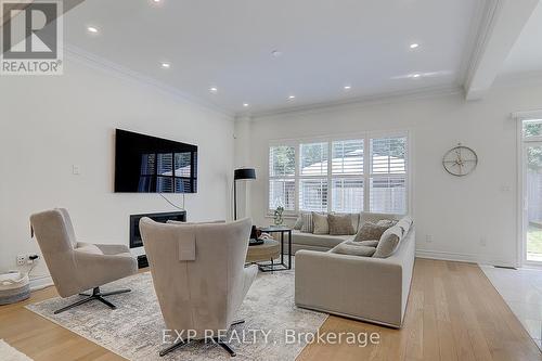 21 Ash Hill Avenue, Caledon, ON - Indoor Photo Showing Living Room