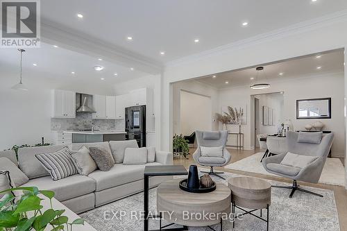 21 Ash Hill Avenue, Caledon, ON - Indoor Photo Showing Living Room