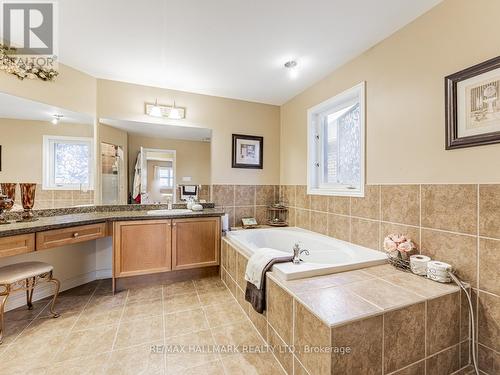 37 Red Cardinal Trail, Richmond Hill, ON - Indoor Photo Showing Bathroom