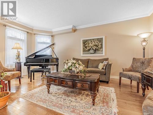 37 Red Cardinal Trail, Richmond Hill, ON - Indoor Photo Showing Living Room