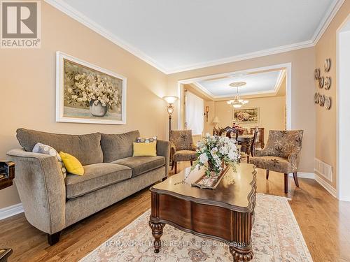 37 Red Cardinal Trail, Richmond Hill, ON - Indoor Photo Showing Living Room