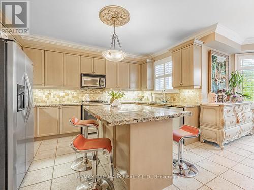 37 Red Cardinal Trail, Richmond Hill, ON - Indoor Photo Showing Kitchen With Upgraded Kitchen