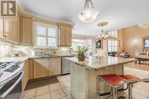 37 Red Cardinal Trail, Richmond Hill, ON - Indoor Photo Showing Kitchen With Upgraded Kitchen