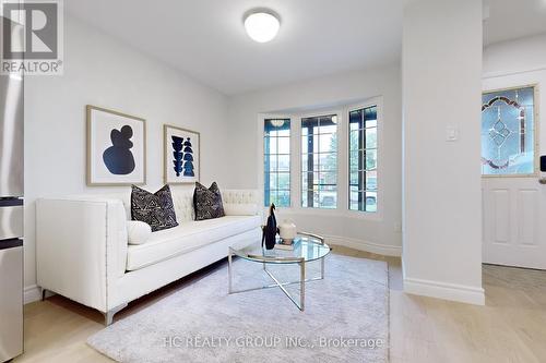 4 Teasdale Court, Aurora, ON - Indoor Photo Showing Living Room