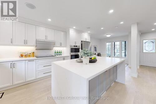 4 Teasdale Court, Aurora, ON - Indoor Photo Showing Kitchen With Upgraded Kitchen