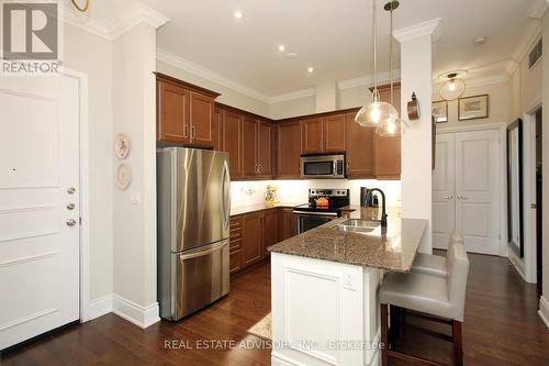 Ph642 - 281 Woodbridge Avenue, Vaughan, ON - Indoor Photo Showing Kitchen With Double Sink With Upgraded Kitchen