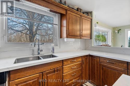 7000 Windsor Crescent, Niagara Falls, ON - Indoor Photo Showing Kitchen With Double Sink