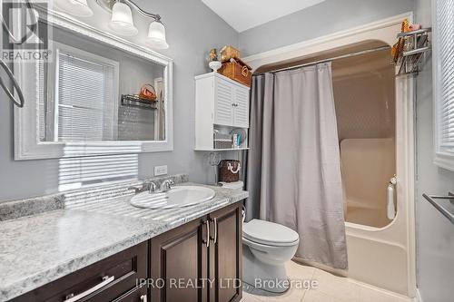 7000 Windsor Crescent, Niagara Falls, ON - Indoor Photo Showing Bathroom