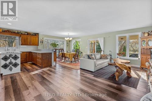 7000 Windsor Crescent, Niagara Falls, ON - Indoor Photo Showing Living Room