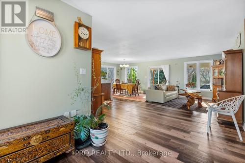 7000 Windsor Crescent, Niagara Falls, ON - Indoor Photo Showing Living Room