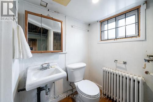 1098 Pape Avenue, Toronto, ON - Indoor Photo Showing Bathroom