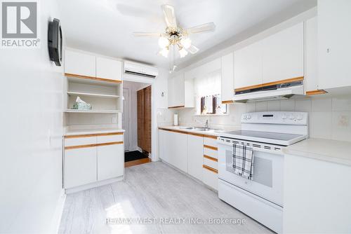 1098 Pape Avenue, Toronto, ON - Indoor Photo Showing Kitchen