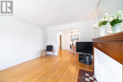 1098 Pape Avenue, Toronto, ON - Indoor Photo Showing Other Room