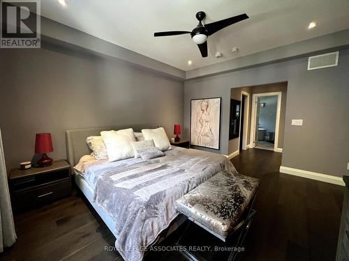 69 34Th Street N, Wasaga Beach, ON - Indoor Photo Showing Bedroom