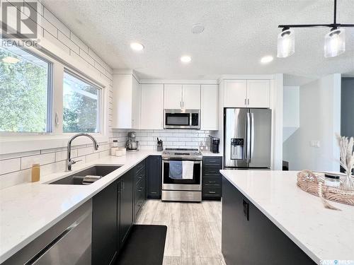 546 Highlands Terrace, Saskatoon, SK - Indoor Photo Showing Kitchen With Double Sink With Upgraded Kitchen