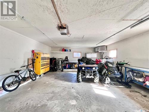 546 Highlands Terrace, Saskatoon, SK - Indoor Photo Showing Garage