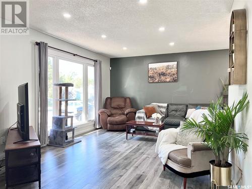 546 Highlands Terrace, Saskatoon, SK - Indoor Photo Showing Living Room