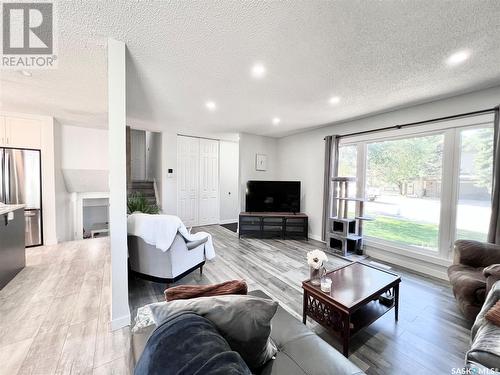 546 Highlands Terrace, Saskatoon, SK - Indoor Photo Showing Living Room