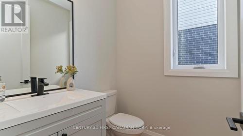 3495 Isleworth Road, London, ON - Indoor Photo Showing Bathroom