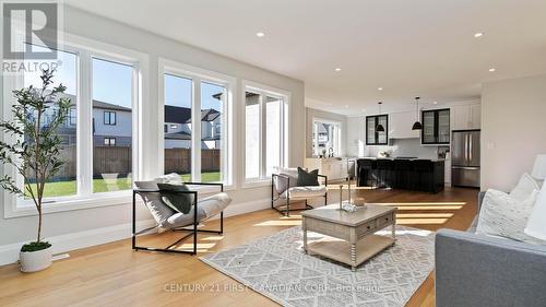 3495 Isleworth Road, London, ON - Indoor Photo Showing Living Room