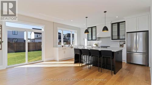 3495 Isleworth Road, London, ON - Indoor Photo Showing Kitchen With Upgraded Kitchen