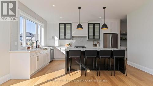 3495 Isleworth Road, London, ON - Indoor Photo Showing Kitchen With Upgraded Kitchen