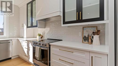 3495 Isleworth Road, London, ON - Indoor Photo Showing Kitchen With Upgraded Kitchen