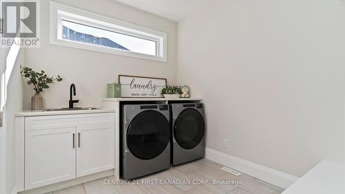 3495 Isleworth Road, London, ON - Indoor Photo Showing Laundry Room