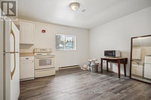 4 Cora Street E, Huntsville, ON - Indoor Photo Showing Kitchen