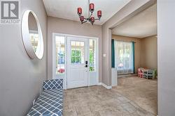 Spacious entrance foyer for guests arrival. - 