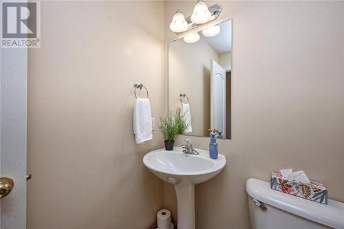 Main floor 2 piece bath. - 86 Sinclair Avenue, Carleton Place, ON - Indoor Photo Showing Bathroom