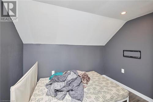 4419 Fifth Avenue, Niagara Falls, ON - Indoor Photo Showing Bedroom