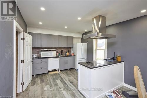 4419 Fifth Avenue, Niagara Falls, ON - Indoor Photo Showing Kitchen